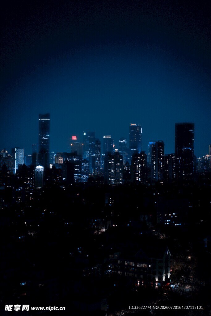 夜幕下的繁华都市天际线