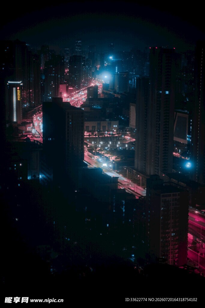 霓虹夜色下的繁华都市景象
