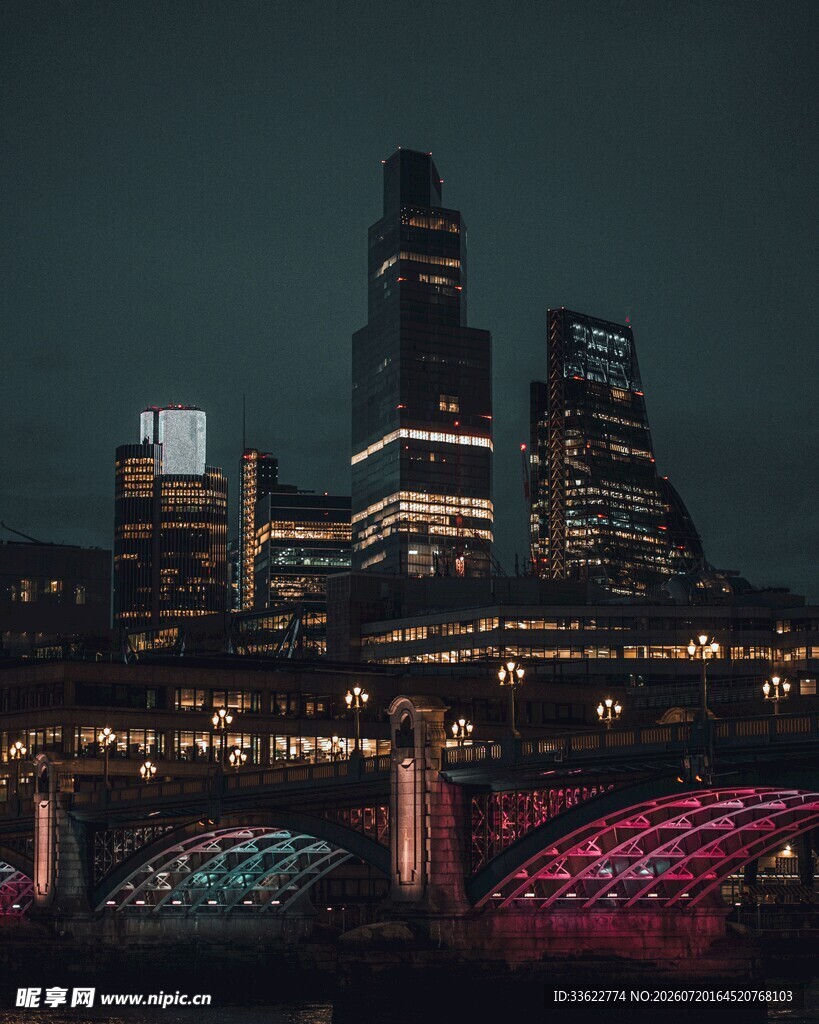 夜幕下璀璨的城市桥梁景观