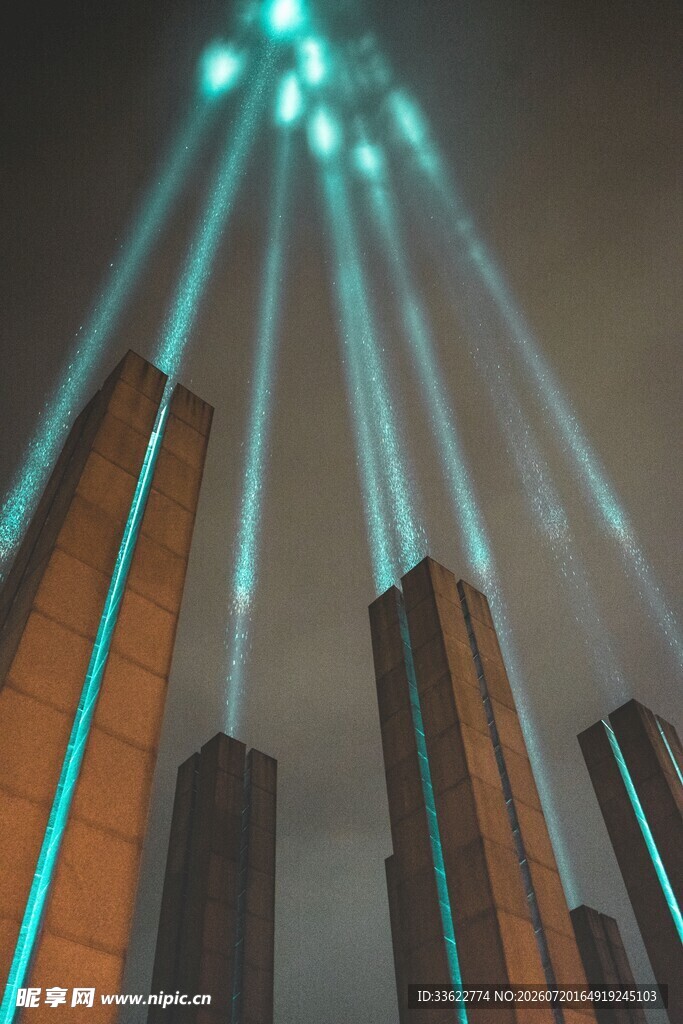 城市夜空下的绚丽激光束