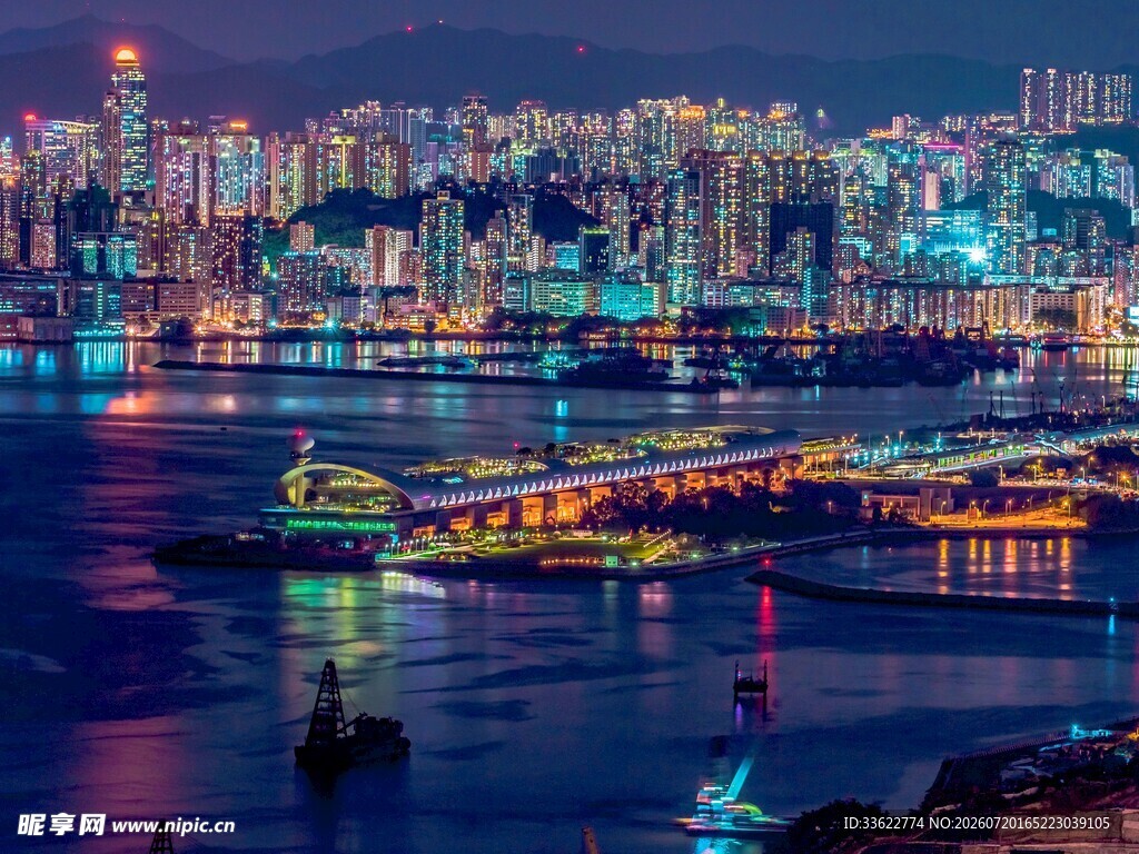 繁华都市夜景下的璀璨海港
