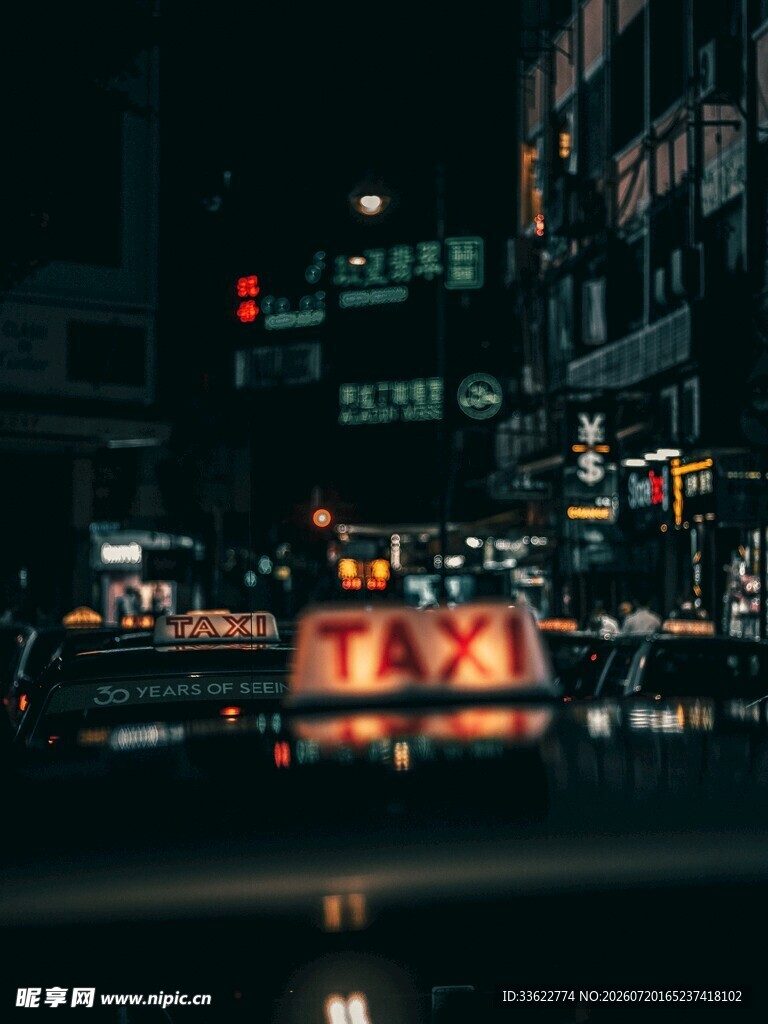 夜晚街头的出租车
