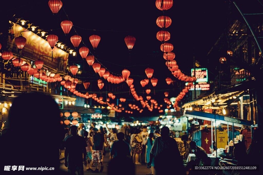 夜巷中悬挂的喜庆红灯笼