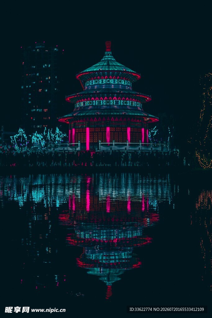 梦幻夜景中的中式建筑倒影