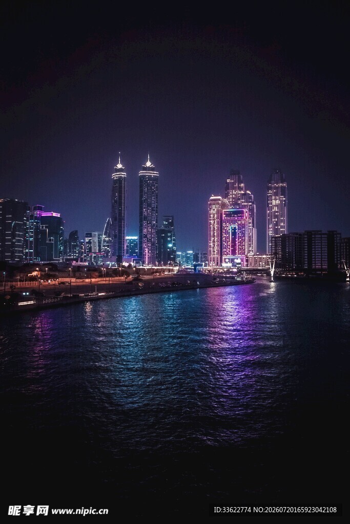 城市璀璨夜景波光粼粼