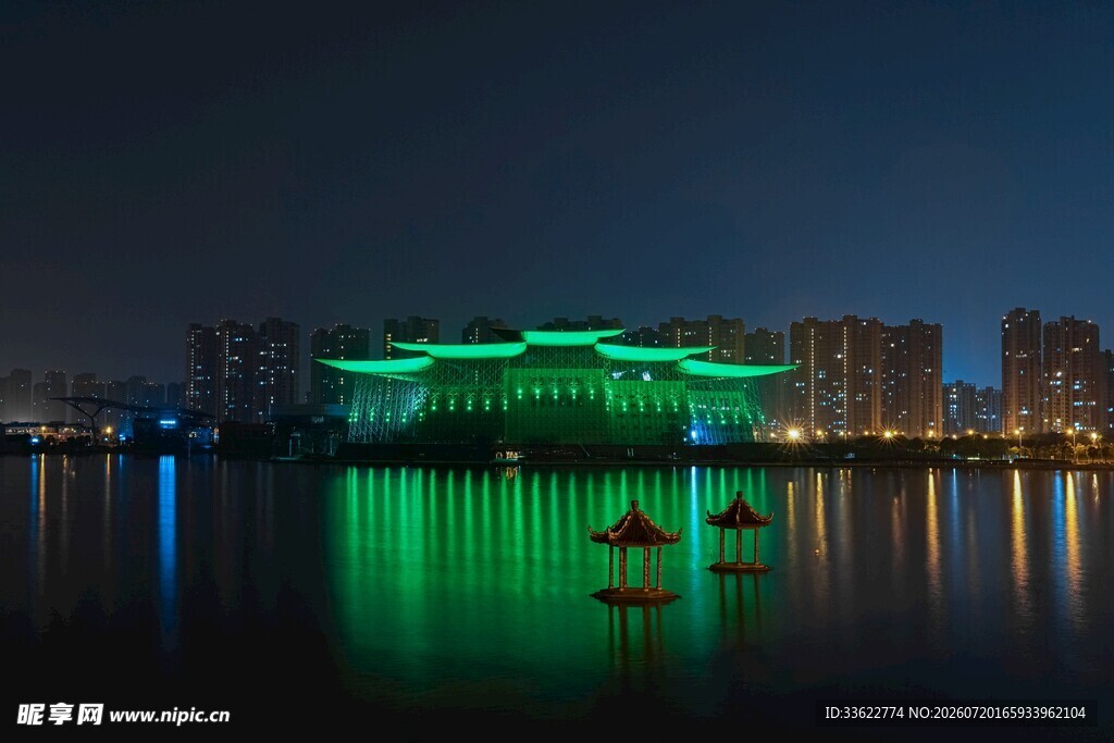 夜晚湖边的璀璨建筑景观