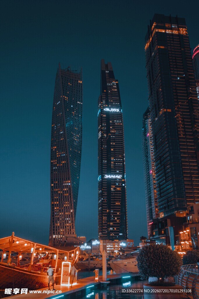 夜幕下的都市摩天建筑群
