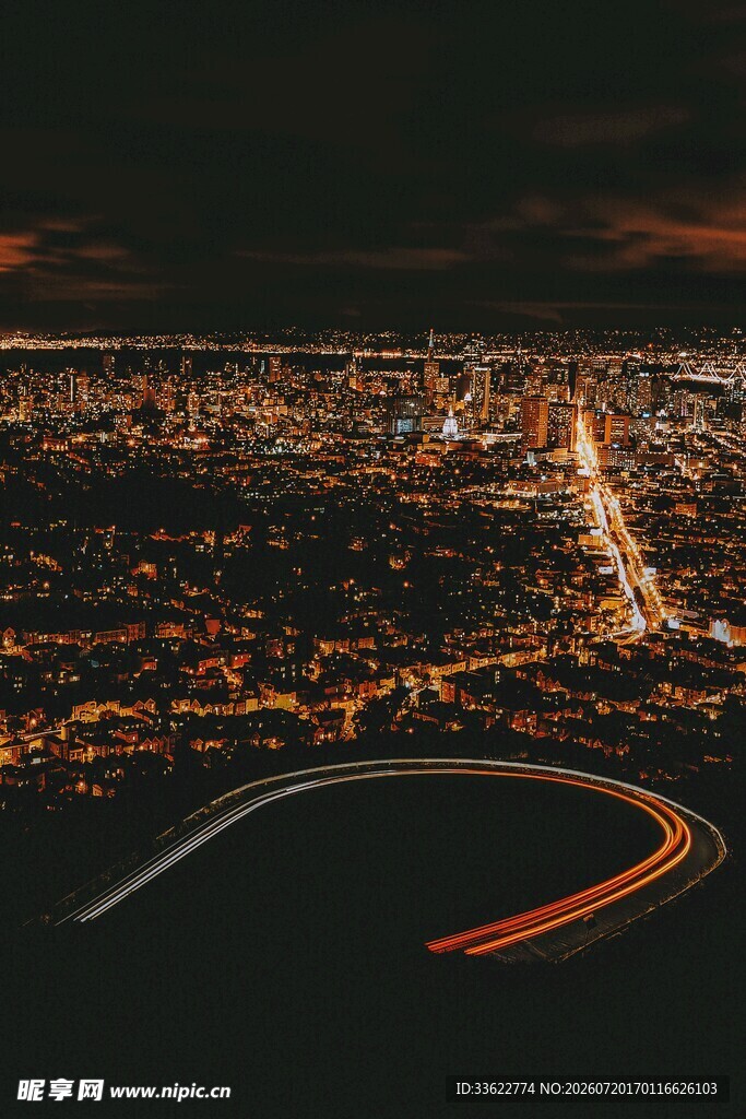 城市夜景中的绚丽光影轨迹