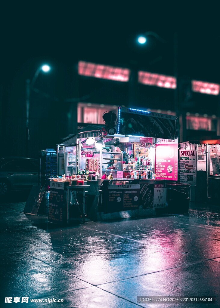 夜晚街头热闹的小吃摊