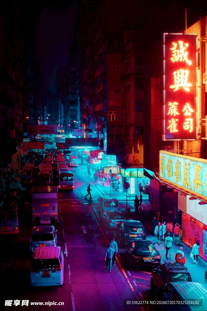 霓虹闪烁的都市夜间街道