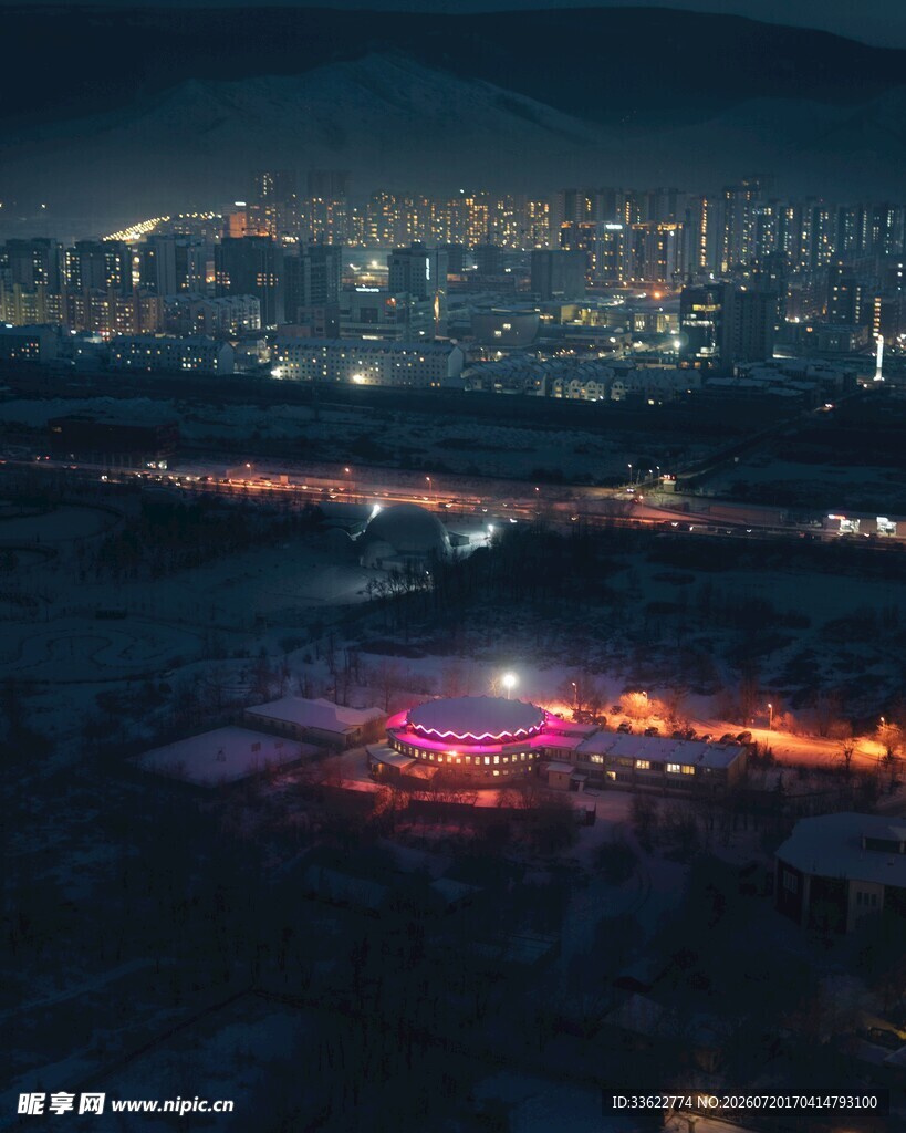 城市夜景下的开阔田野