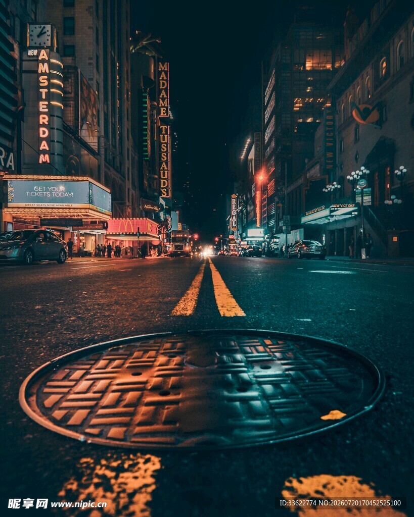 城市夜景中的井盖与车水马龙