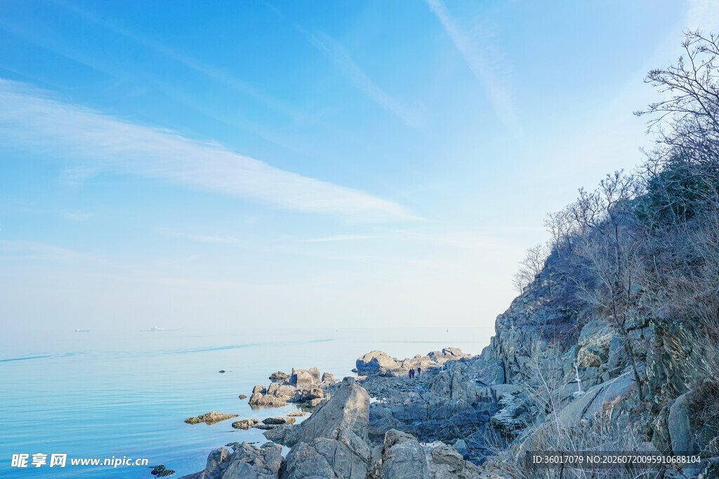 海边嶙峋峭壁蓝天碧海