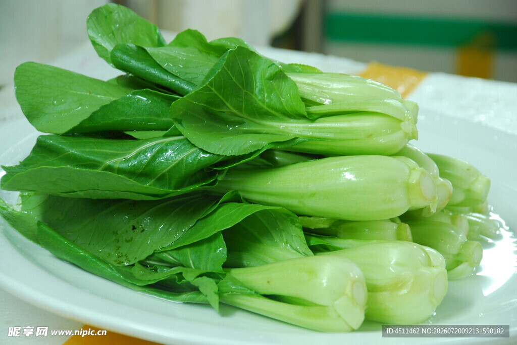 新鲜青菜摆放在白色盘中