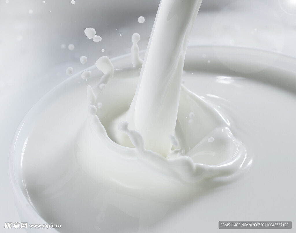 牛奶倾倒瞬间的美妙画面