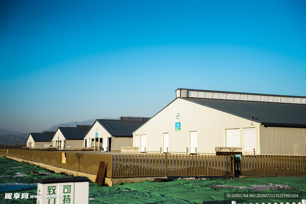 郊外的白色低矮建筑群落