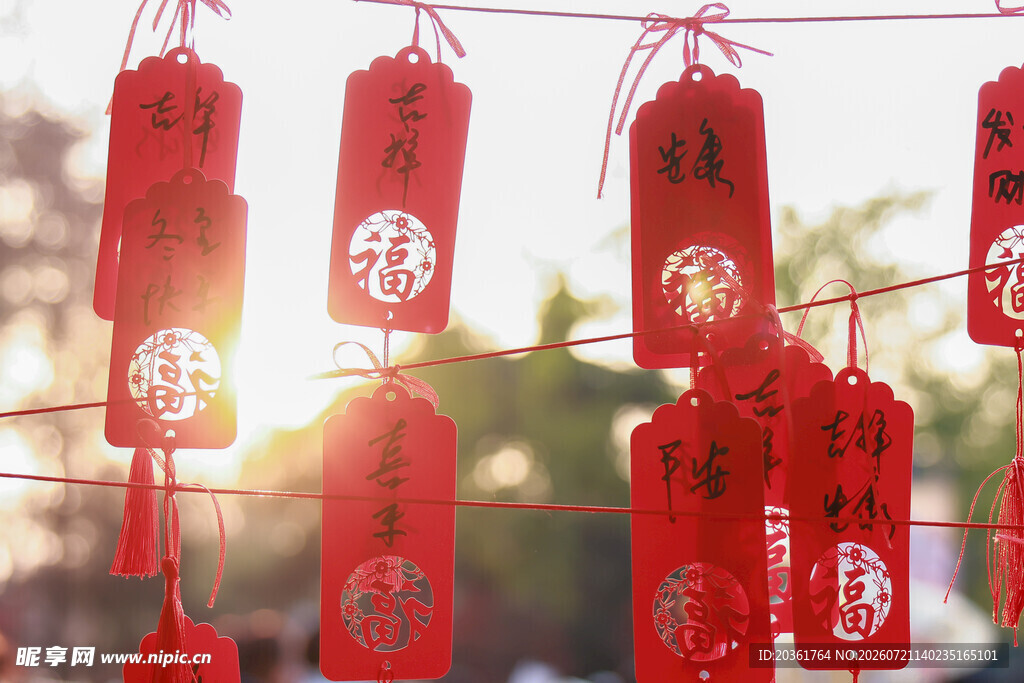 喜庆红灯笼挂饰装点氛围