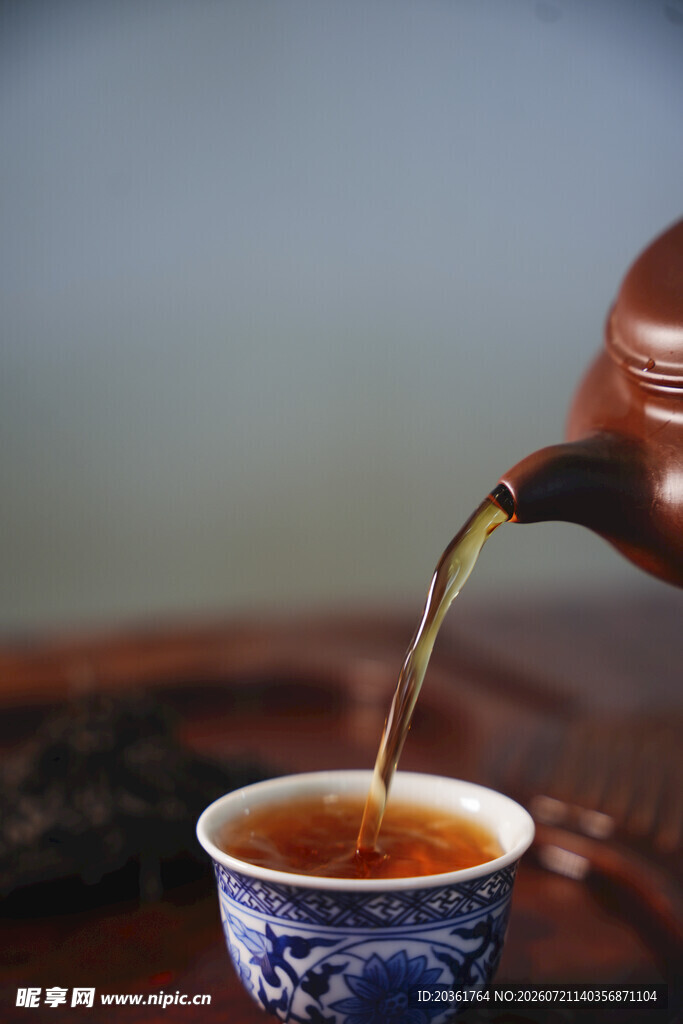 茶壶倾茶入青花瓷杯