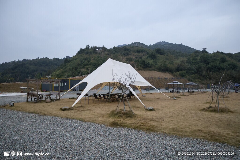 户外白色帐篷露营场景