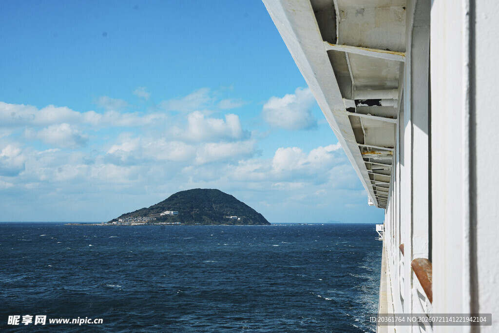 船舷边的海岛海景风光