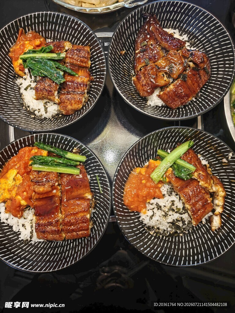 美味多样的中式盖饭套餐