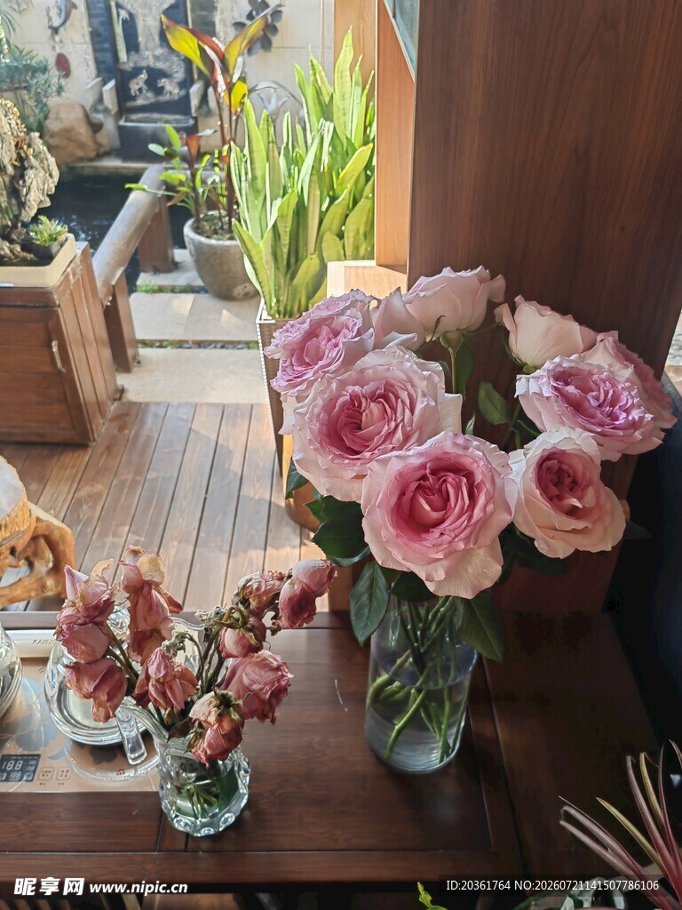 粉色玫瑰插于透明花瓶中