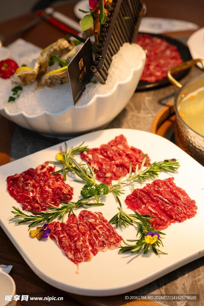 精致摆盘的美味肉类菜肴