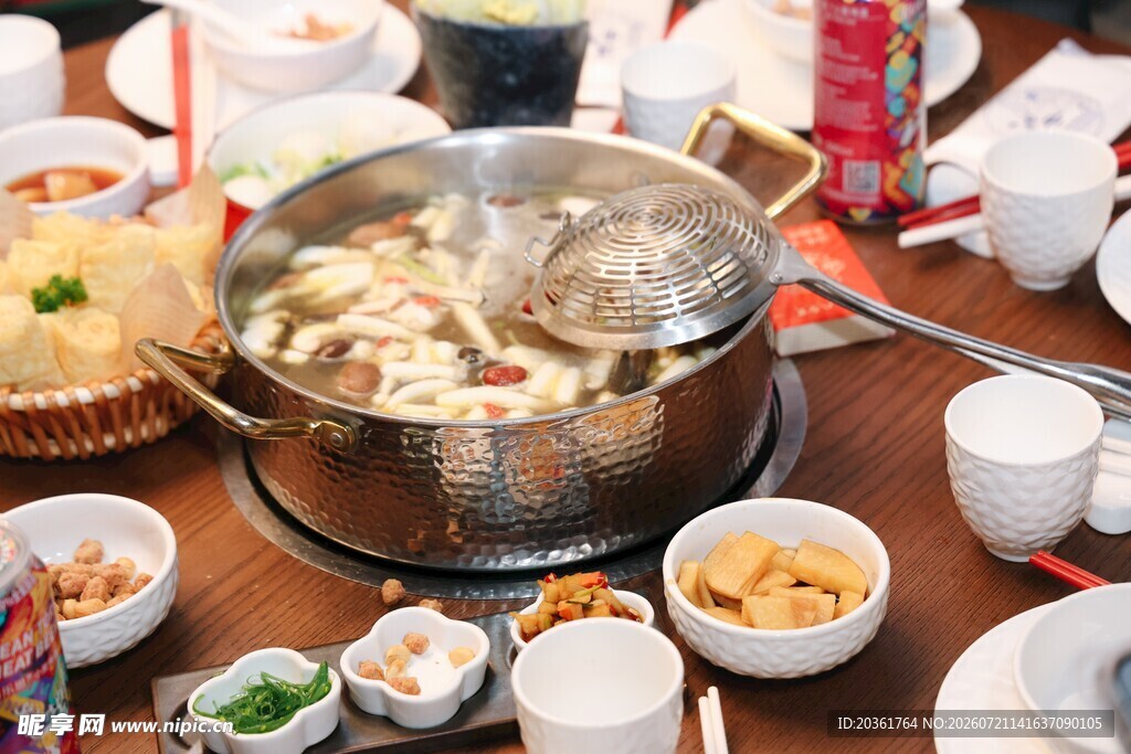 热闹聚餐中的丰盛火锅美食