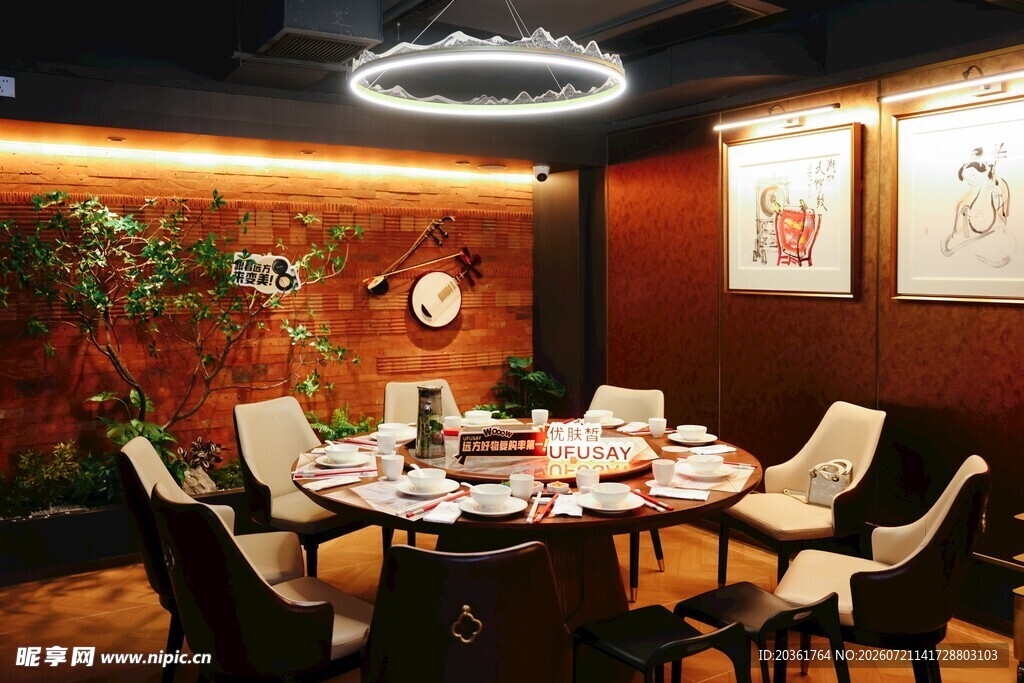 中式雅致餐厅圆桌用餐场景