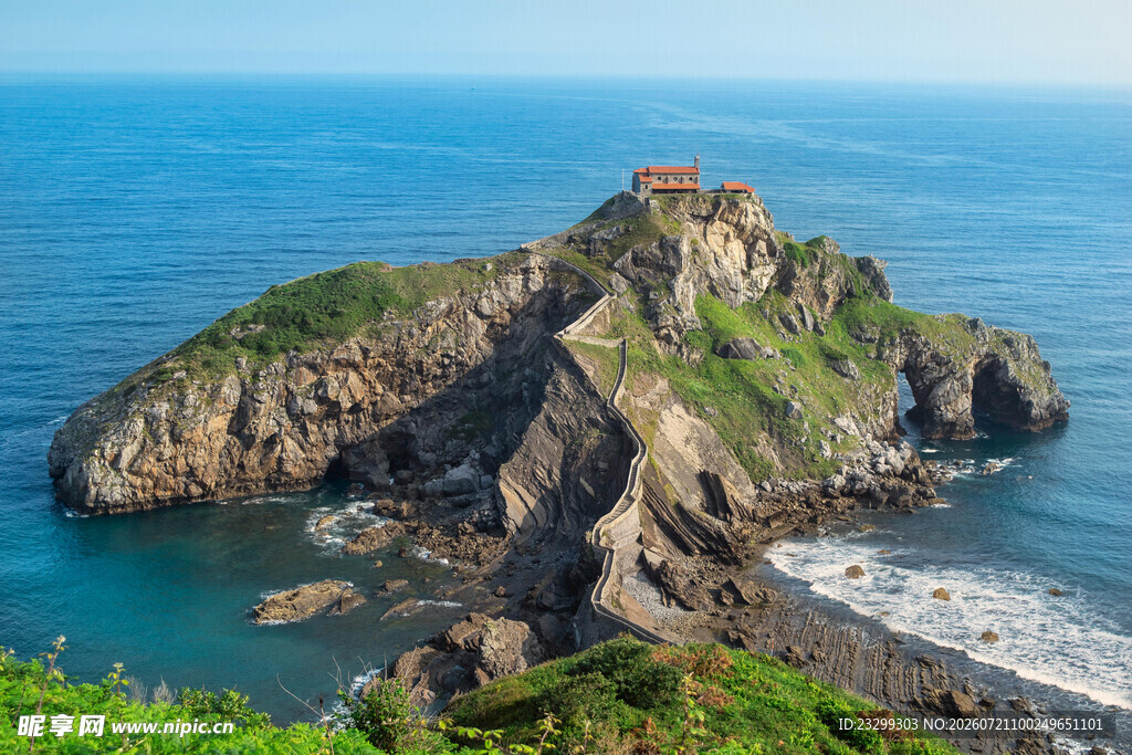 海边嶙峋岩石上的小建筑
