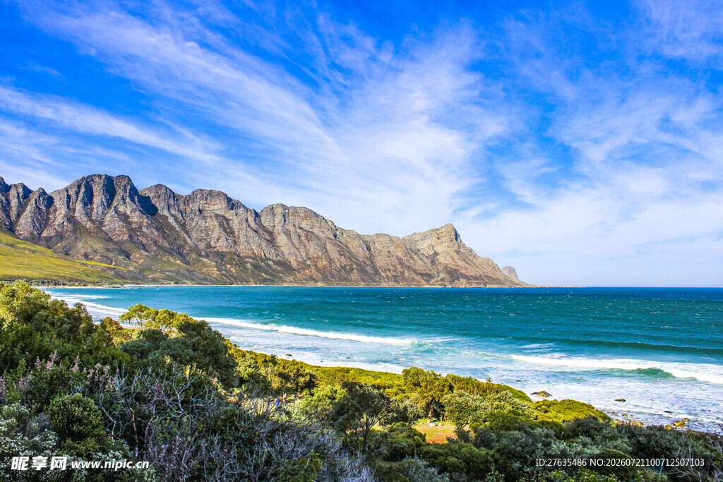 海岸边的壮丽山峦与海景