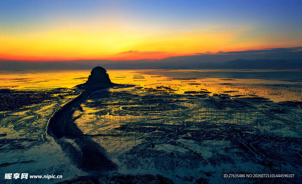 夕阳下的海边岩石景观