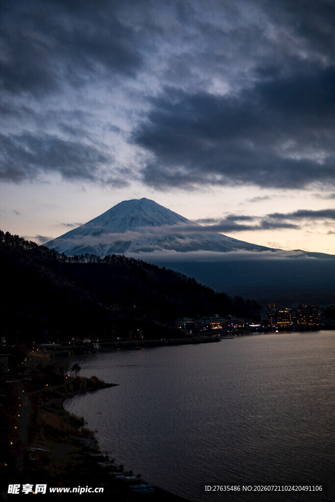 夜幕下的富士山与宁静湖水