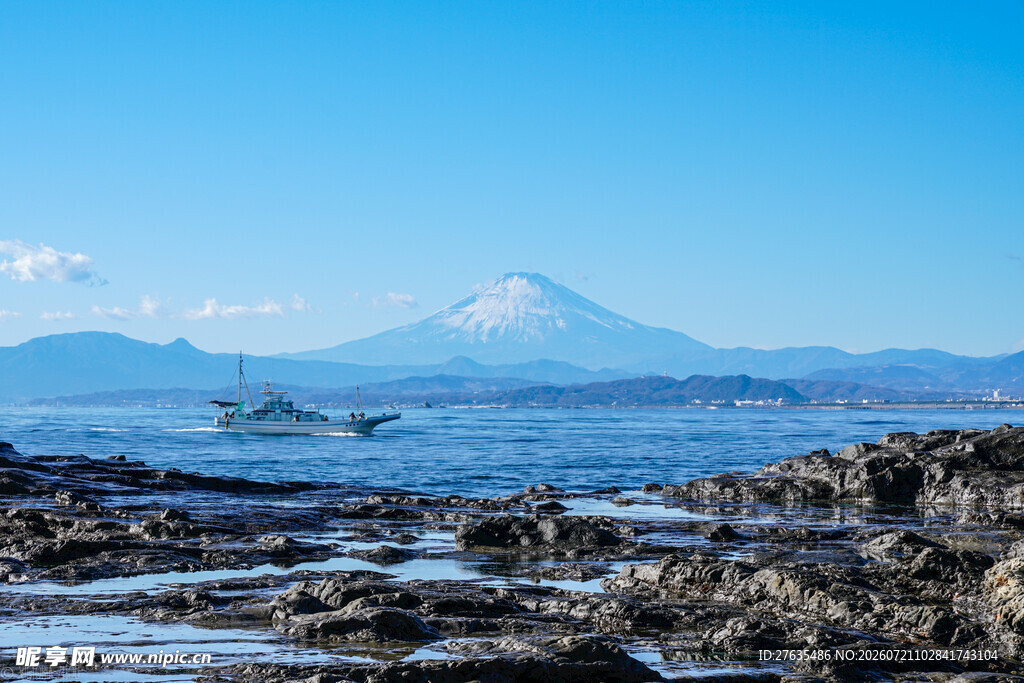海边远眺富士山壮丽景观