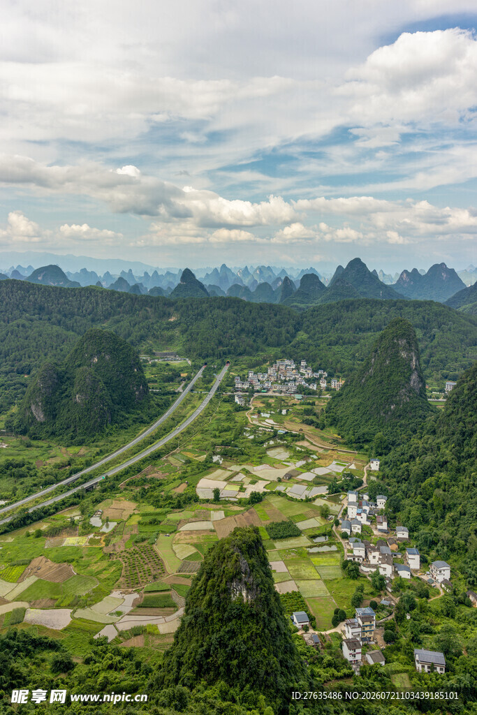 山间村落公路美景