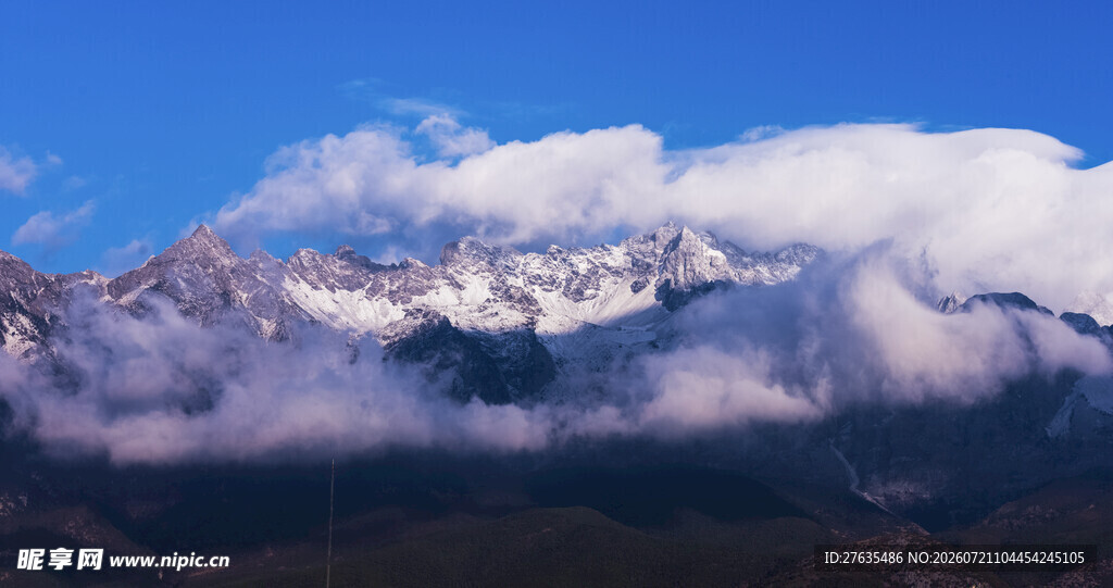 雪山云海壮丽景观