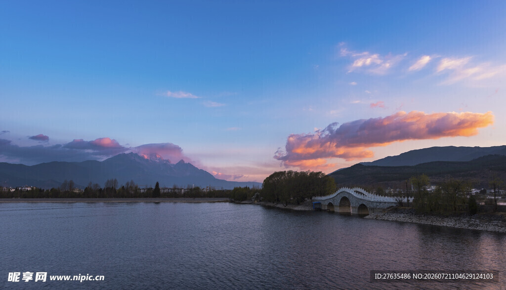 湖畔晚霞美景