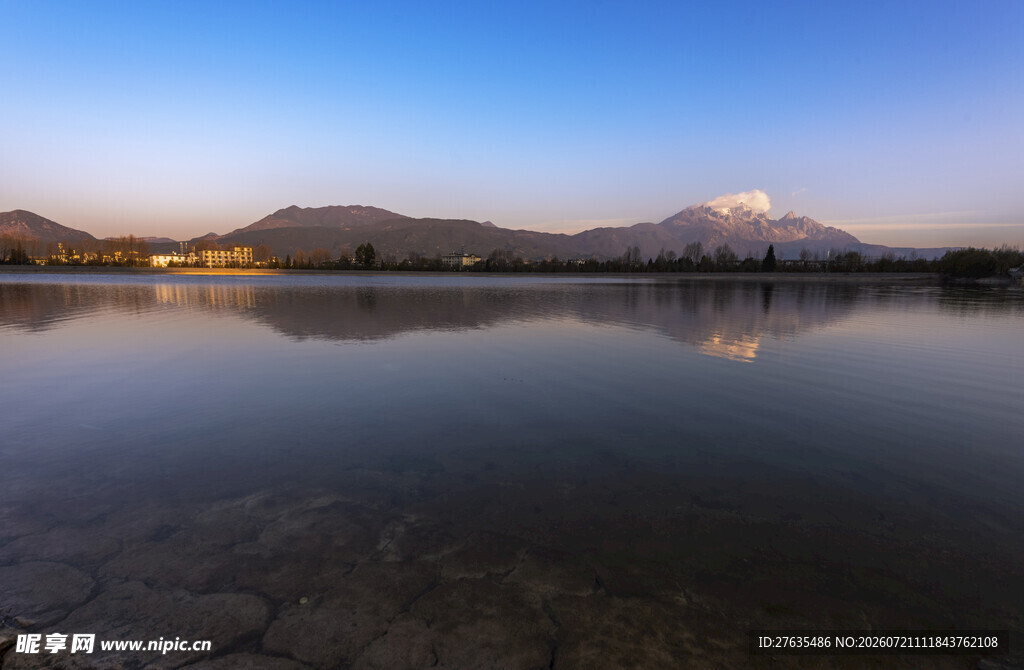宁静湖面映远山美景