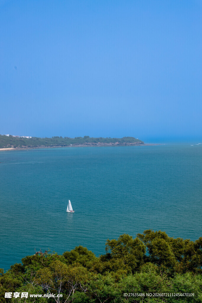 碧海蓝天中的帆船美景