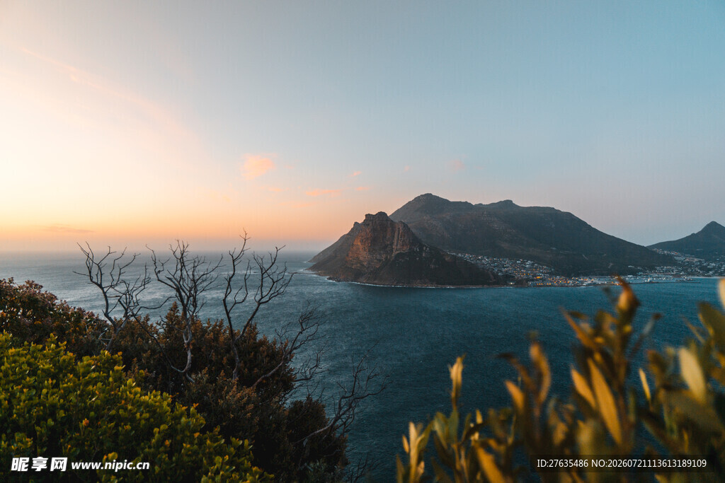 海边日出时的山峦与植被