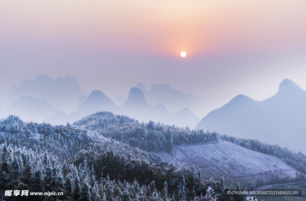 雪覆山峦间的壮丽日出