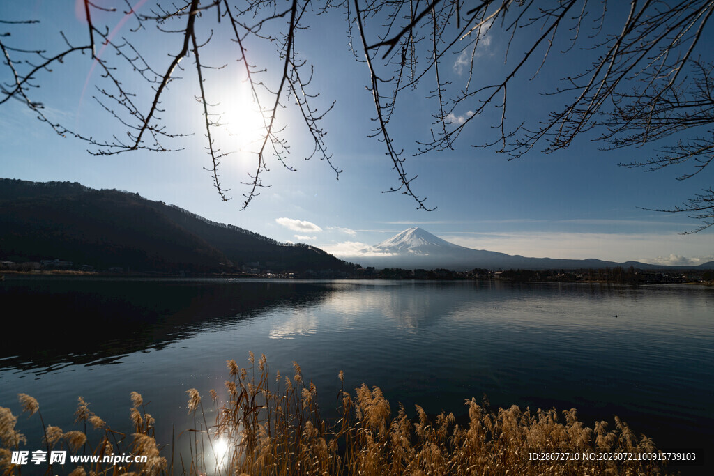 湖畔晨光静谧山水景致