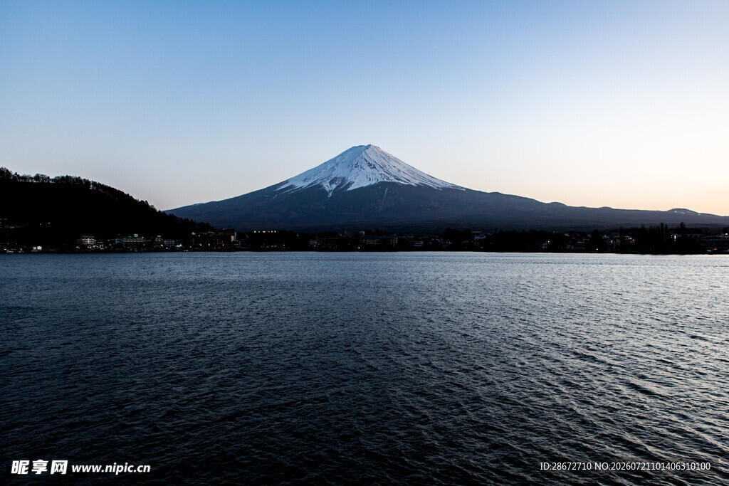 富士山下的静谧湖景