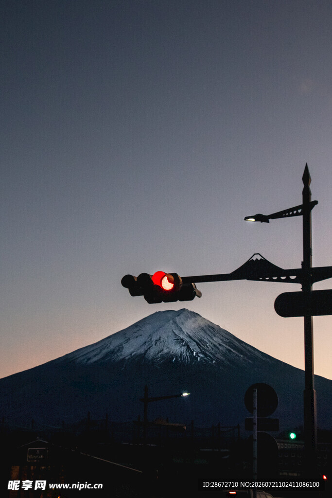 夜幕下富士山前的交通灯