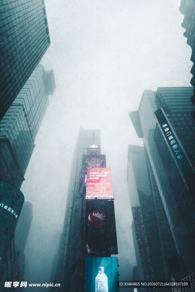 雾中都市高楼景观