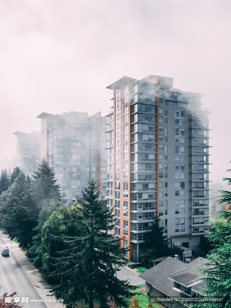 雾中林立的城市高层住宅