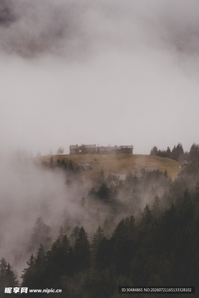 云雾缭绕中的山间建筑