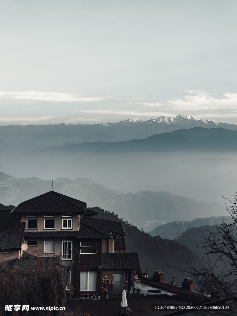 山间小屋云雾缭绕之景