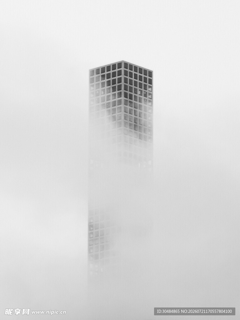 云雾中高耸的现代建筑