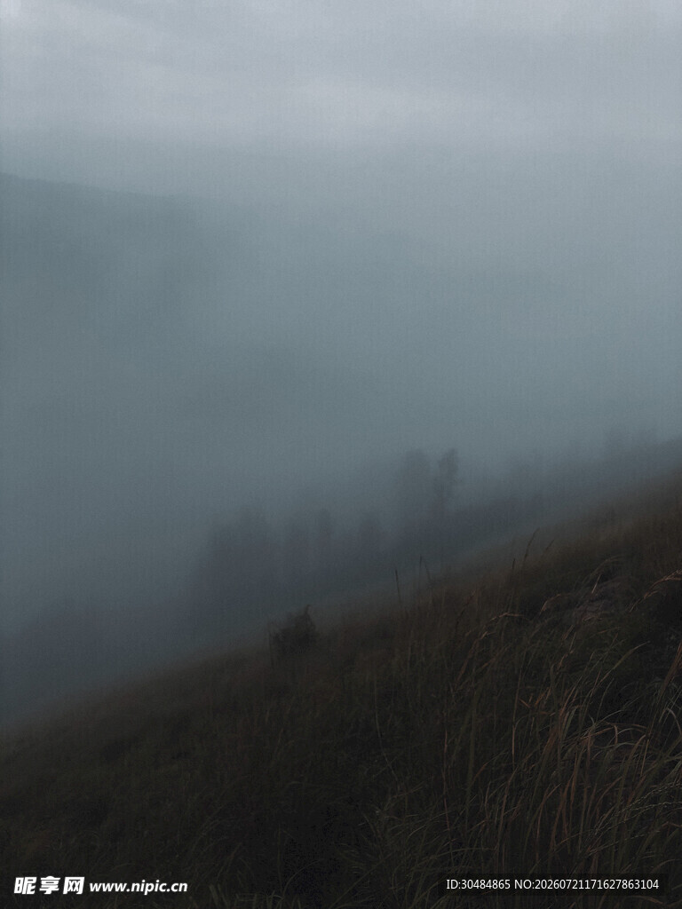 山间迷雾中的朦胧景致
